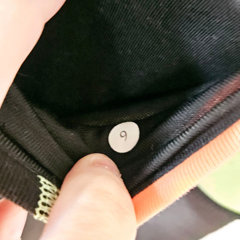 Women's Lululemon cropped Leggings, Size 6 - Picture 3 of 5